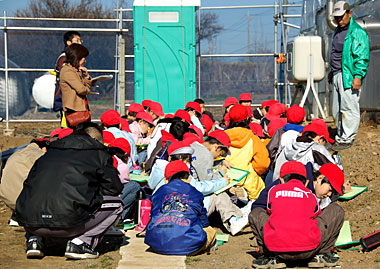 イチゴハウス見学小学生